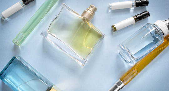 Чи є різниця у зберіганні повнорозмірних парфумів і парфумів на розпив?